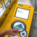 Afbeelding Inchecken met je bankpas in het openbaar vervoer Afbeelding Inchecken met je bankpas in het openbaar vervoer